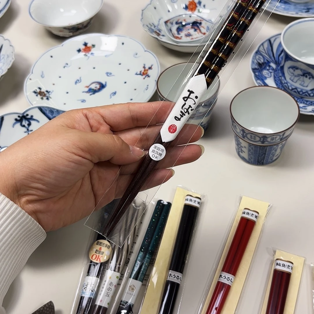 瓷           筷子。