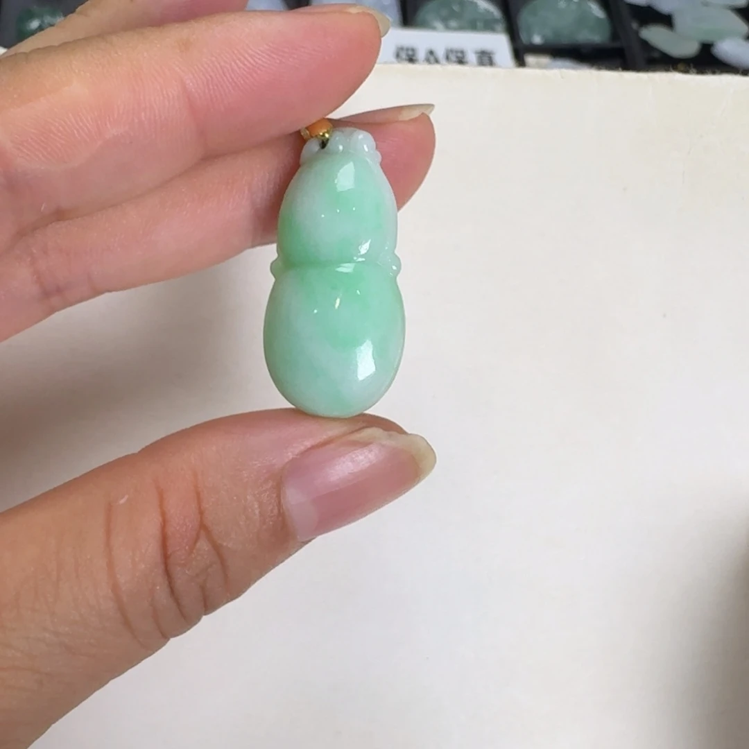 陈***修翡翠未镶嵌颈饰葫芦