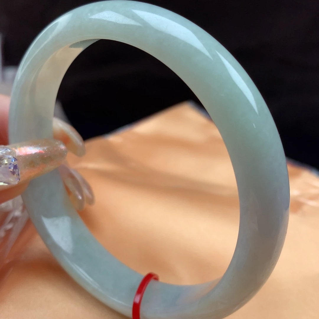 翡翠手镯未镶嵌700580，62/63圈