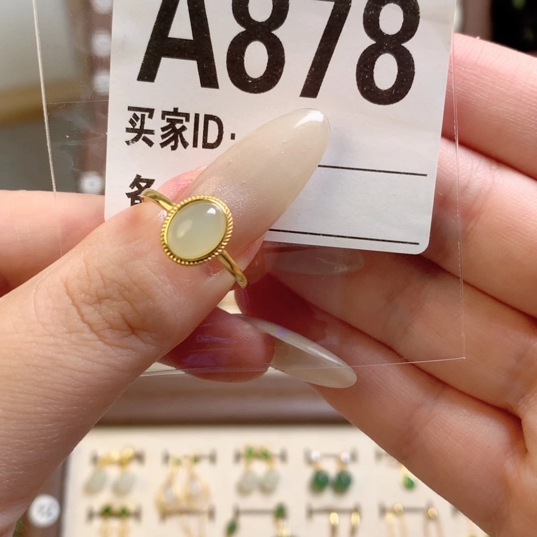 宇****和田玉戒指银S925镶嵌878