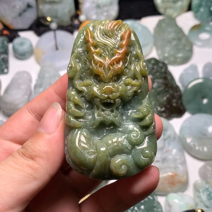 翡翠未镶嵌颈饰于*龙牌