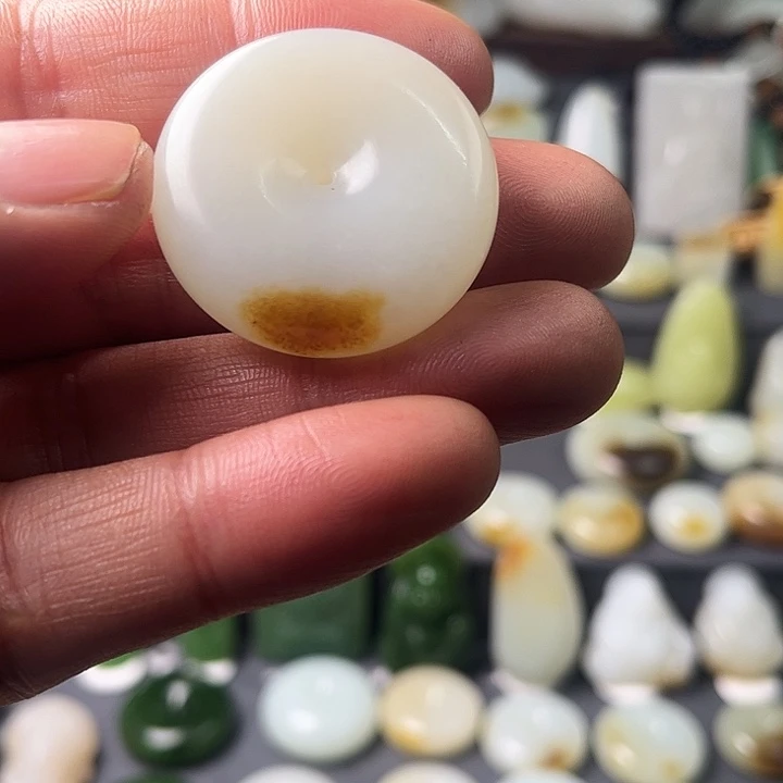 尔***东和田玉（糖玉）未镶嵌车挂