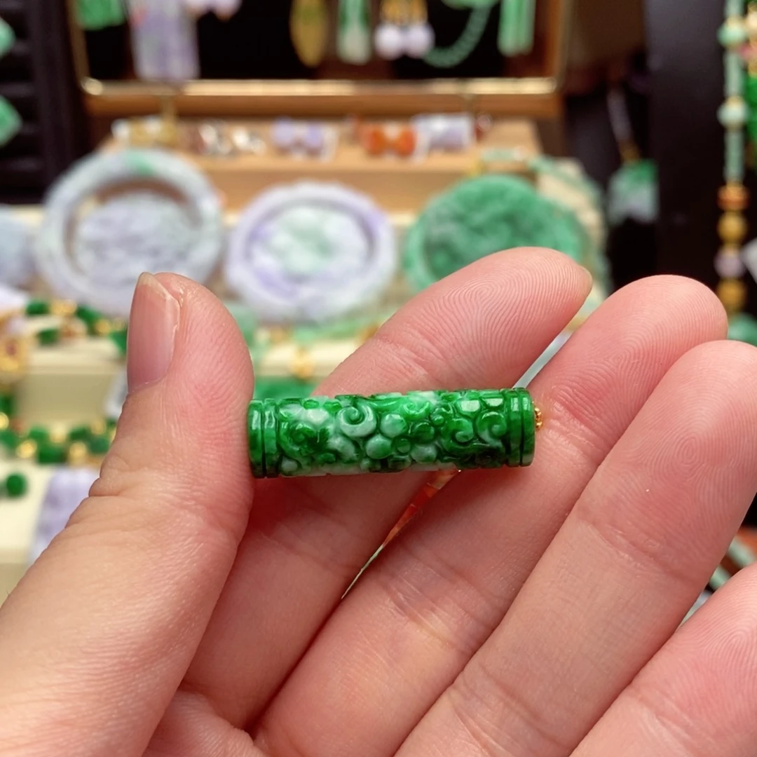 颈饰未镶嵌翡翠小**?翡翠路路通吊坠