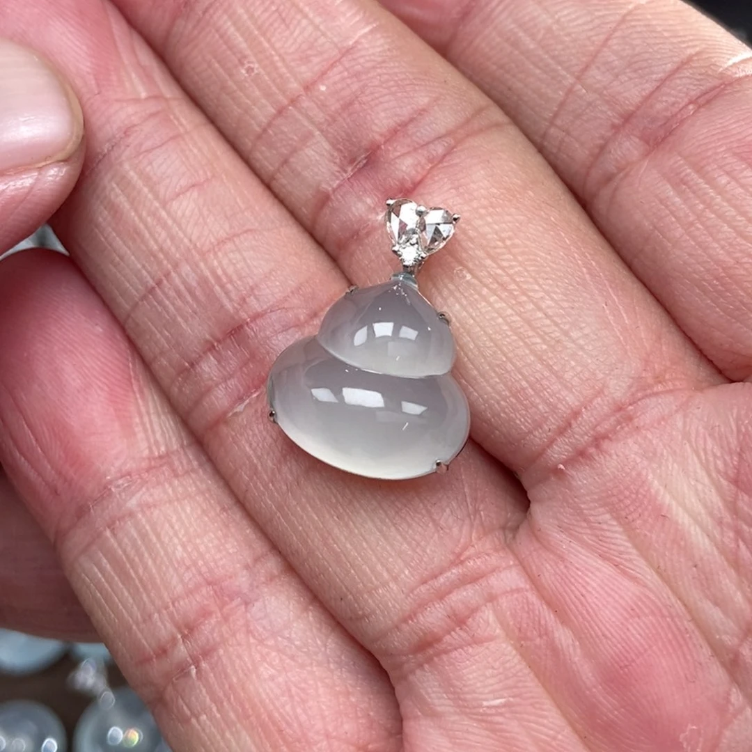 颈饰18K金镶嵌翡翠葫芦