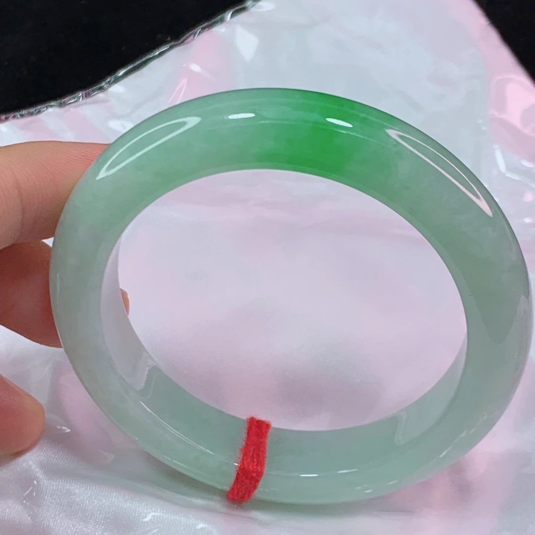 缅甸天然A货翡翠手镯冰透起光一抹绿5657