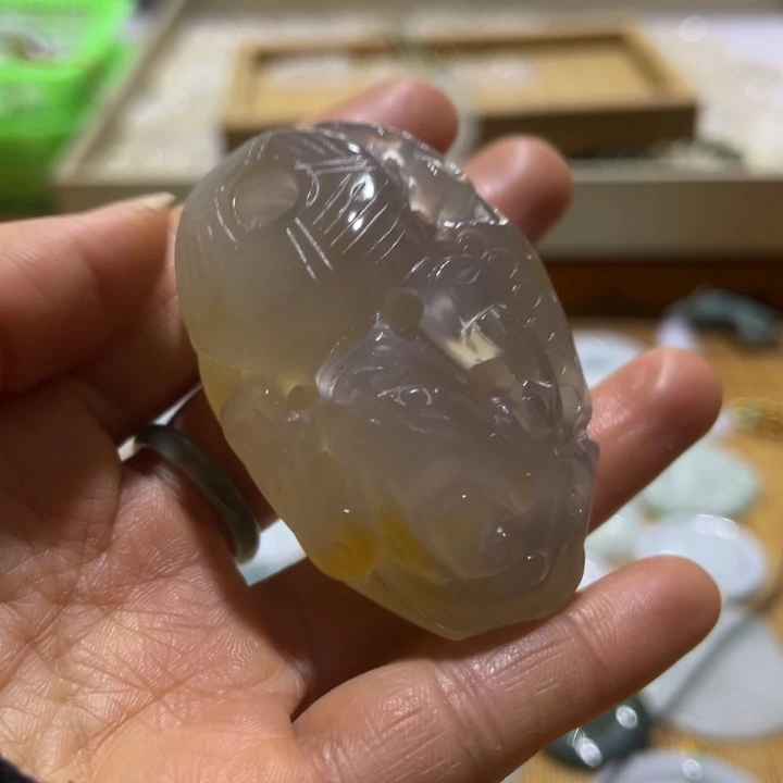 玉髓未镶嵌颈饰小手把件