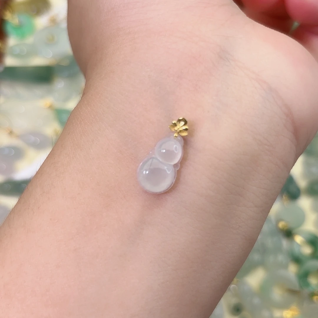 翡翠18K金镶嵌颈饰葫芦