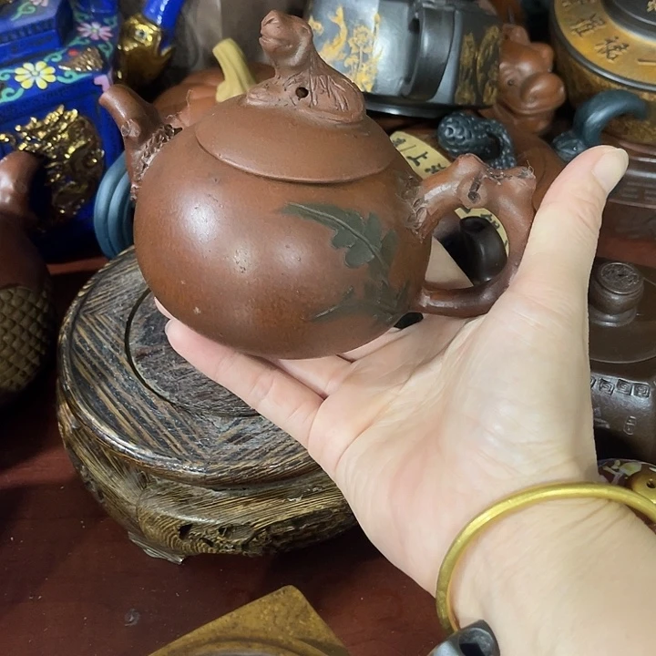 茶壶红泥原矿泥料手工制作的一把紫砂壶。