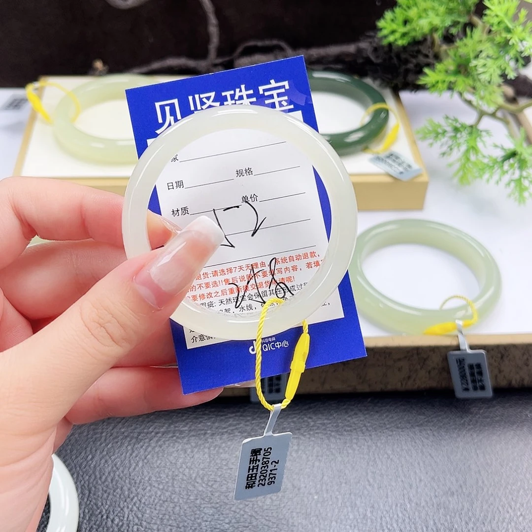 和田玉未镶嵌手镯