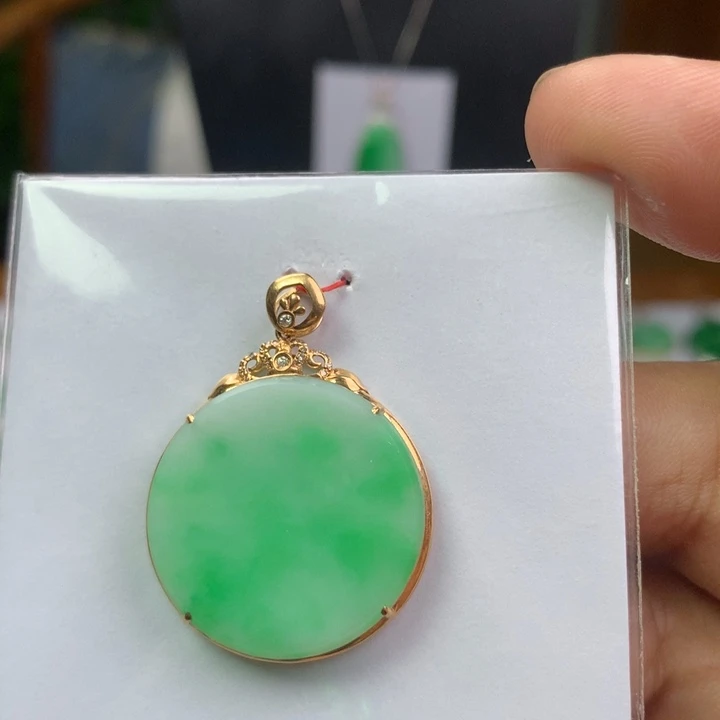 颈饰18K金镶嵌翡翠