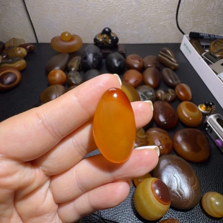 兖***哥瓷片马达加斯加奇石手把件