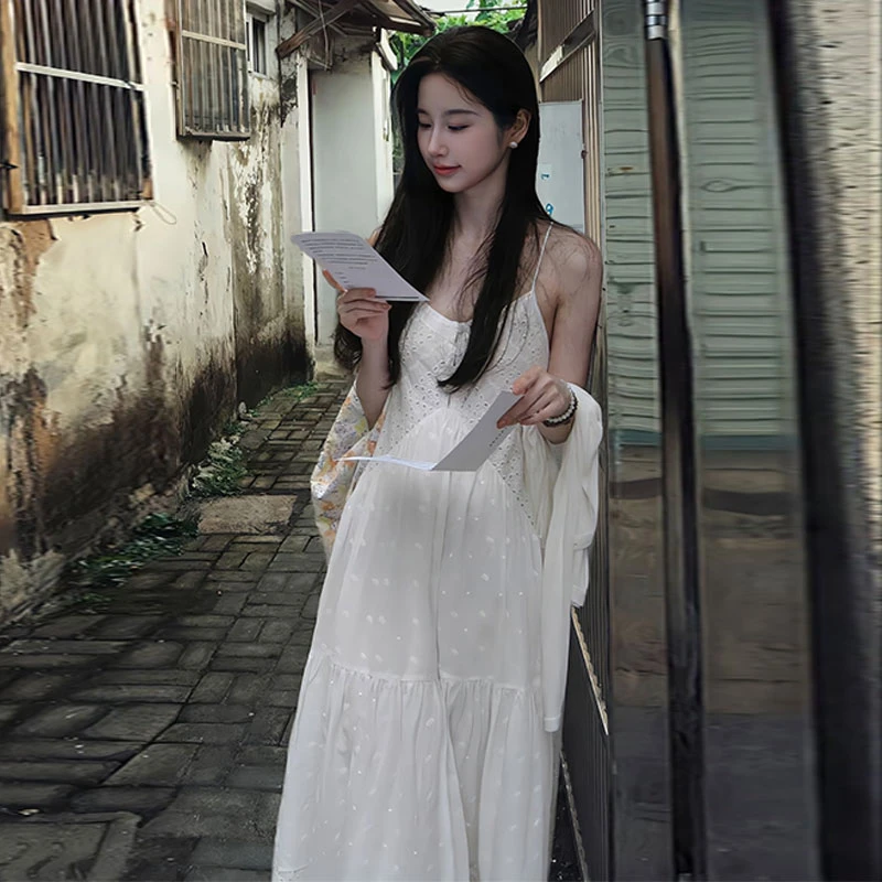 v领镂空白色吊带连衣裙女夏海边度假风刺绣初恋裙重工大摆长裙
