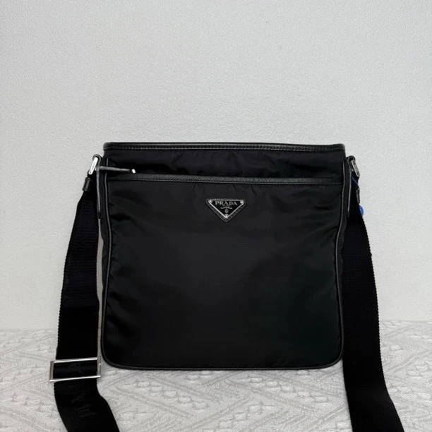 99新 Prada/普拉达 4309男士时尚休闲黑色尼龙单肩包