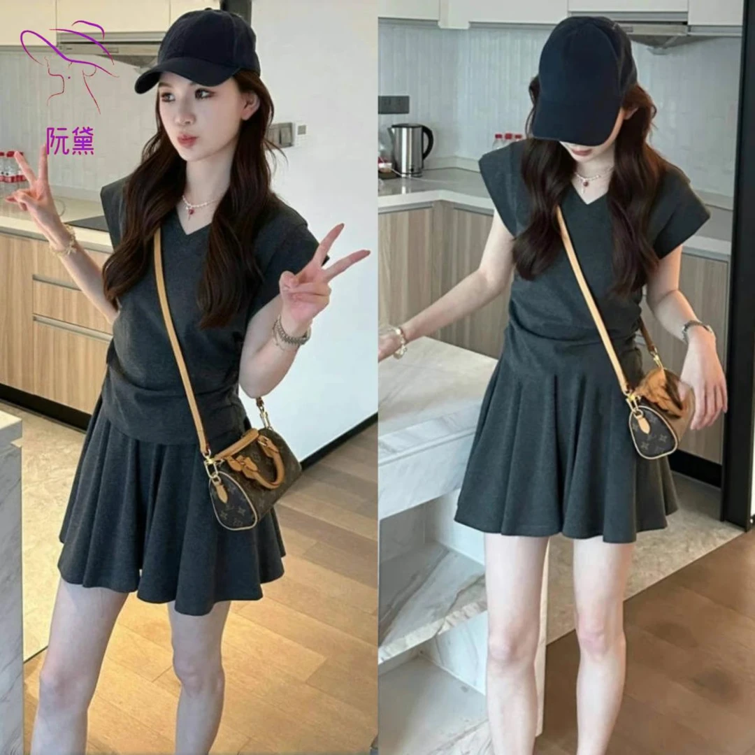 阮黛减龄时尚套装女2025夏季新款V领坎肩飞袖上衣半身裙两件套