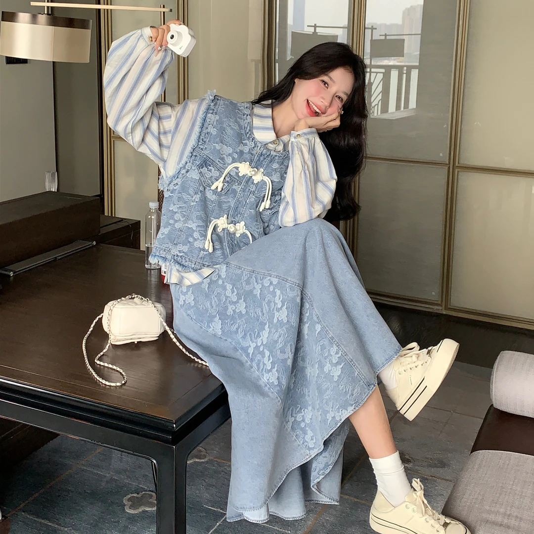 蓝色新中式牛仔套装春2025新款国风盘扣马甲条纹衬衫半身裙三件套