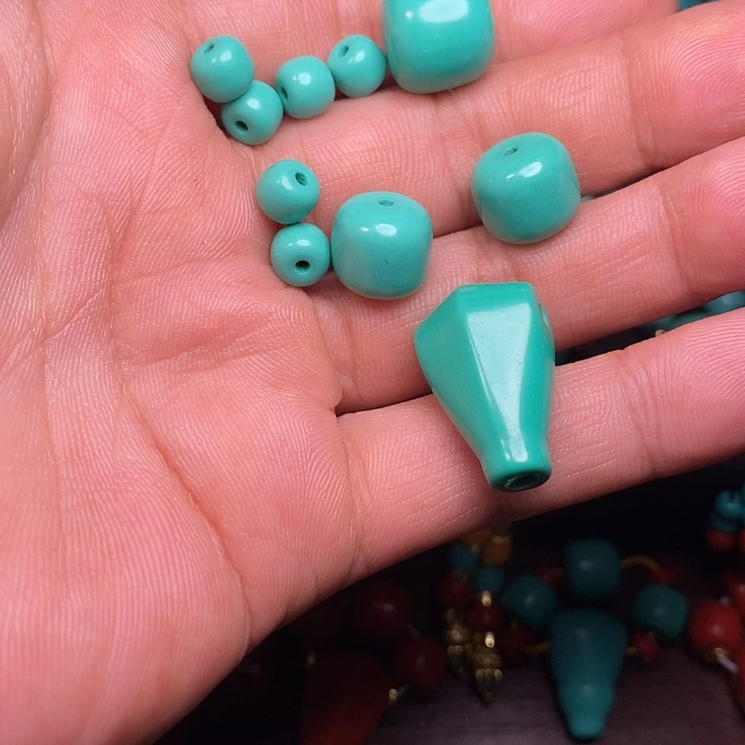 无非金属腰珠12，顶珠14