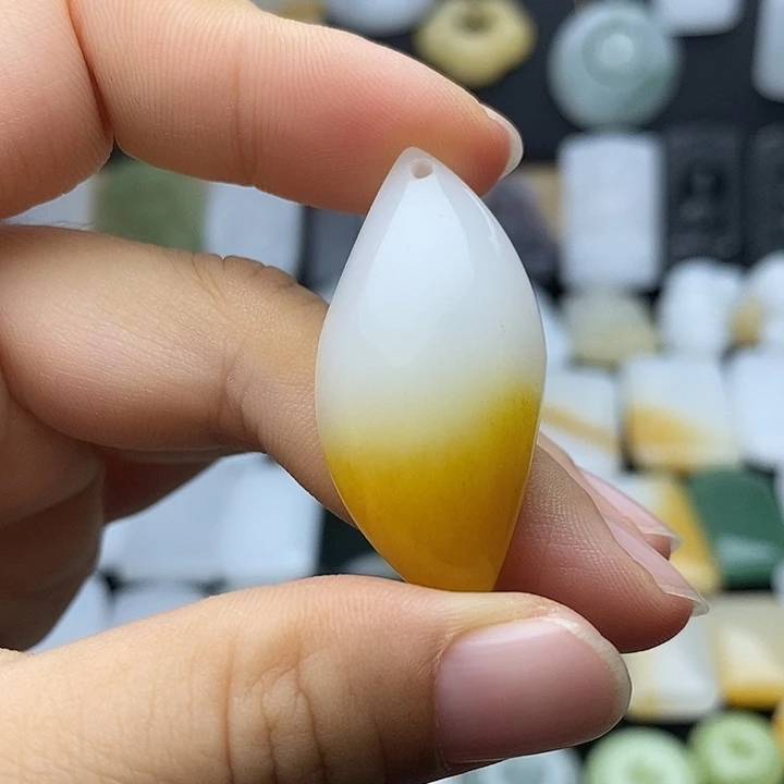 俗***枚颈饰未镶嵌石英质玉