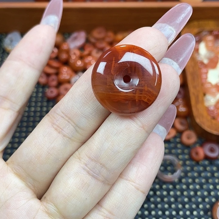 南红玛瑙未镶嵌颈饰平安扣