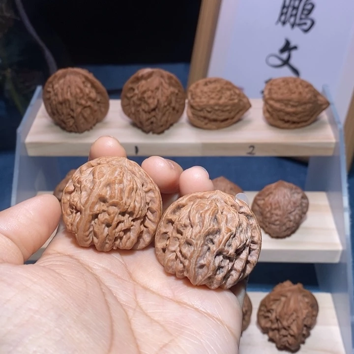 文玩核桃吊坠白狮子