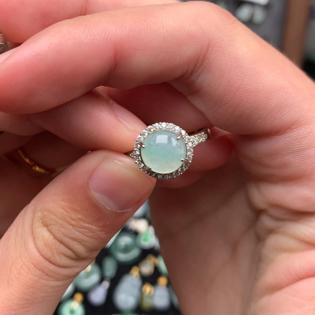 翡翠未镶嵌颈饰新年快乐