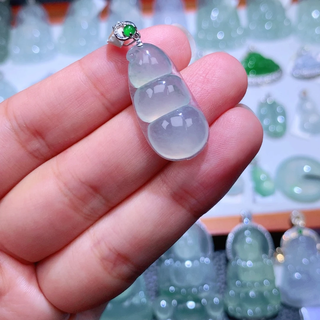 颈饰18K金镶嵌翡翠福豆