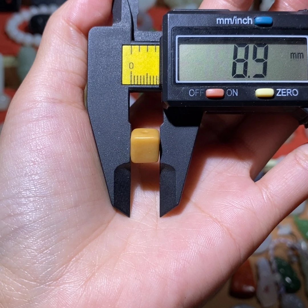 石英质玉（黄龙玉）未镶嵌颈饰