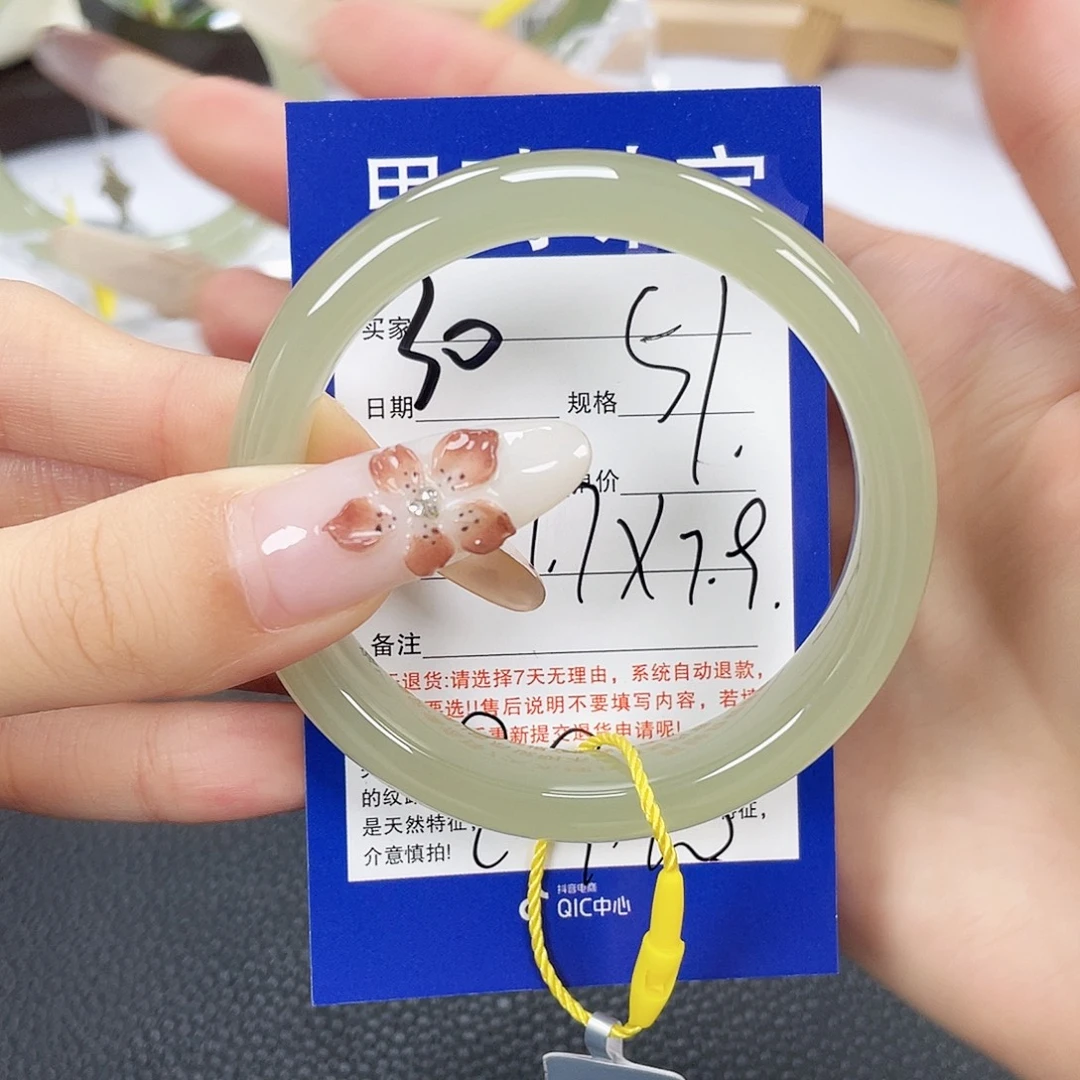 和田玉未镶嵌手镯
