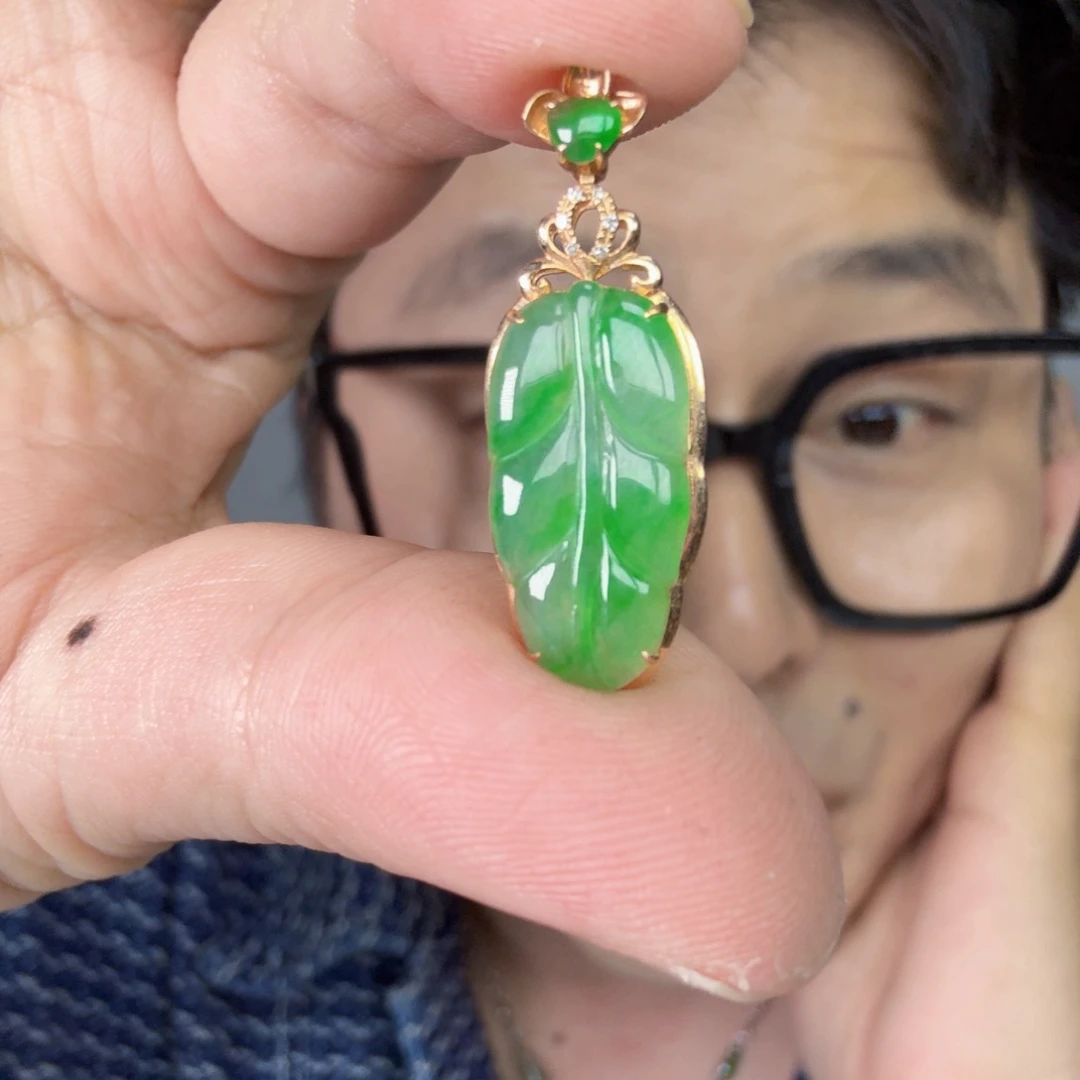 翡翠18K金镶嵌颈饰一件