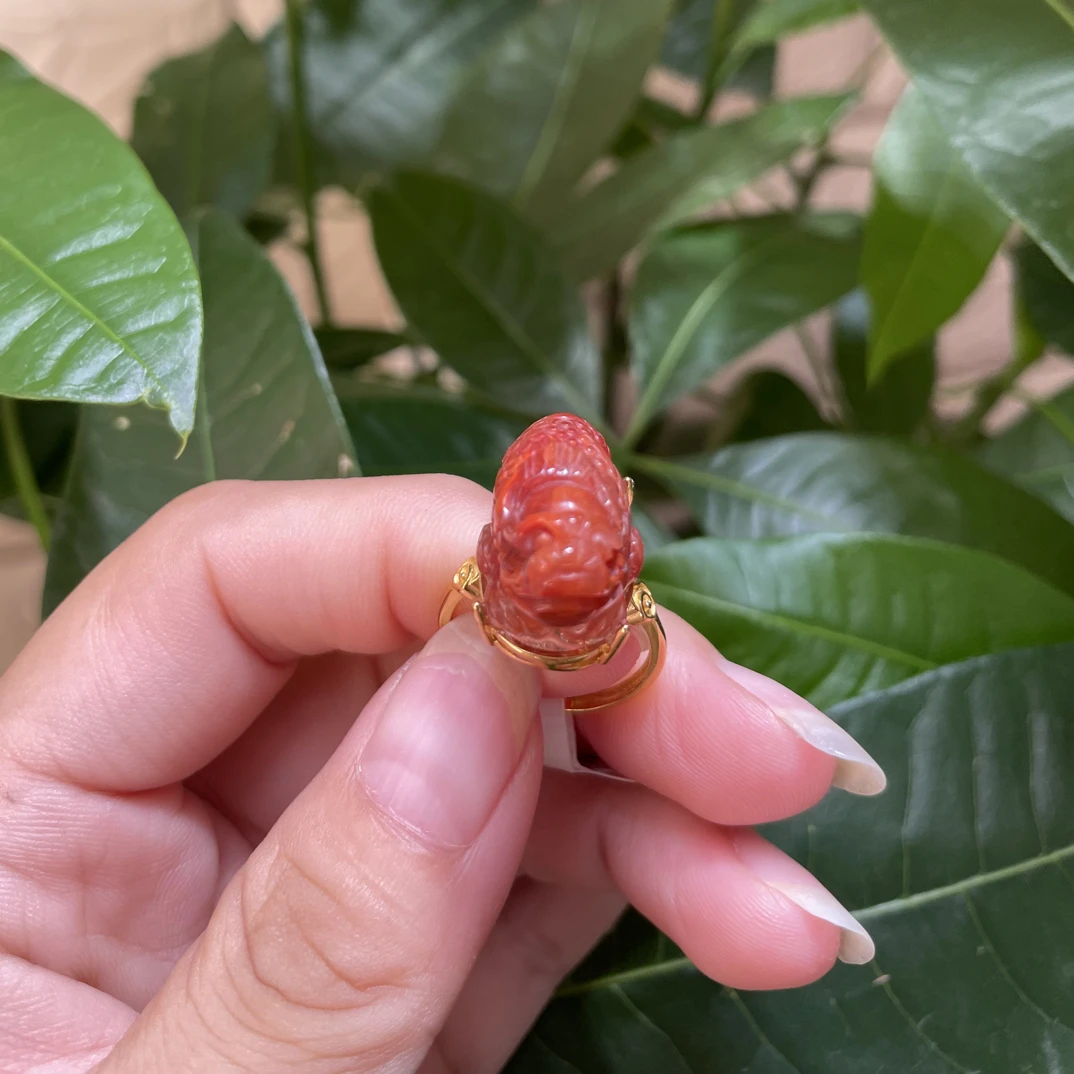 南红川料牛血红三足蟾戒指，呱呱来财，颜色漂亮纹理干净，