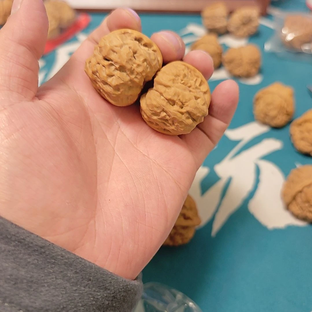 王**兴蛤蟆头小手念文玩核桃