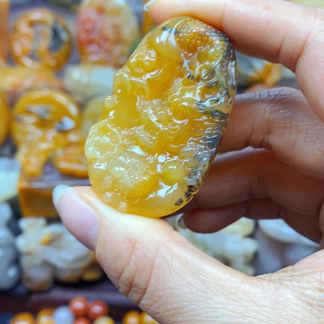 未镶嵌石英质玉（黄龙玉）颈饰