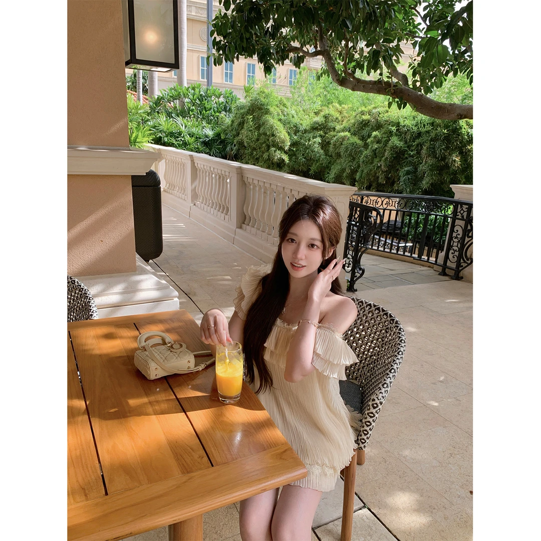 萌萌Ja 卡普里微光~温柔度假风套装高温压褶重工蕾丝上衣休闲短裤