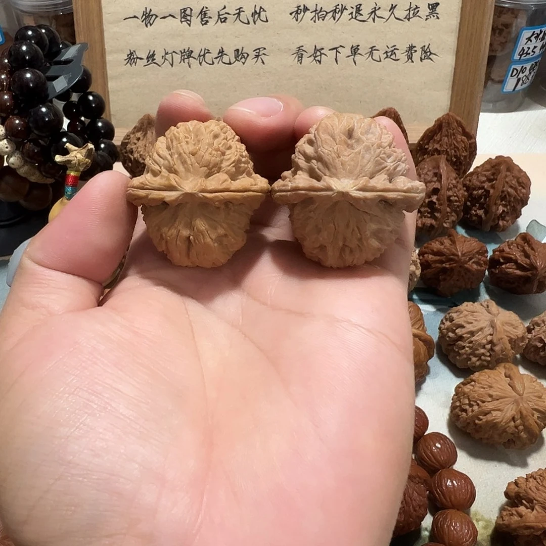 4号文玩核桃39尺白狮子瑕疵