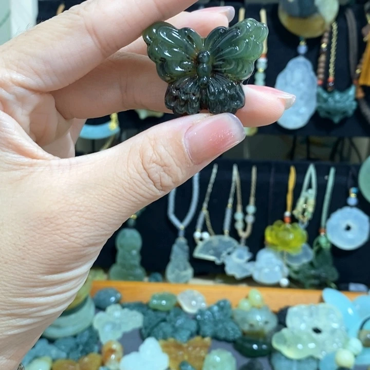 合金蛇纹石玉颈饰蝴蝶