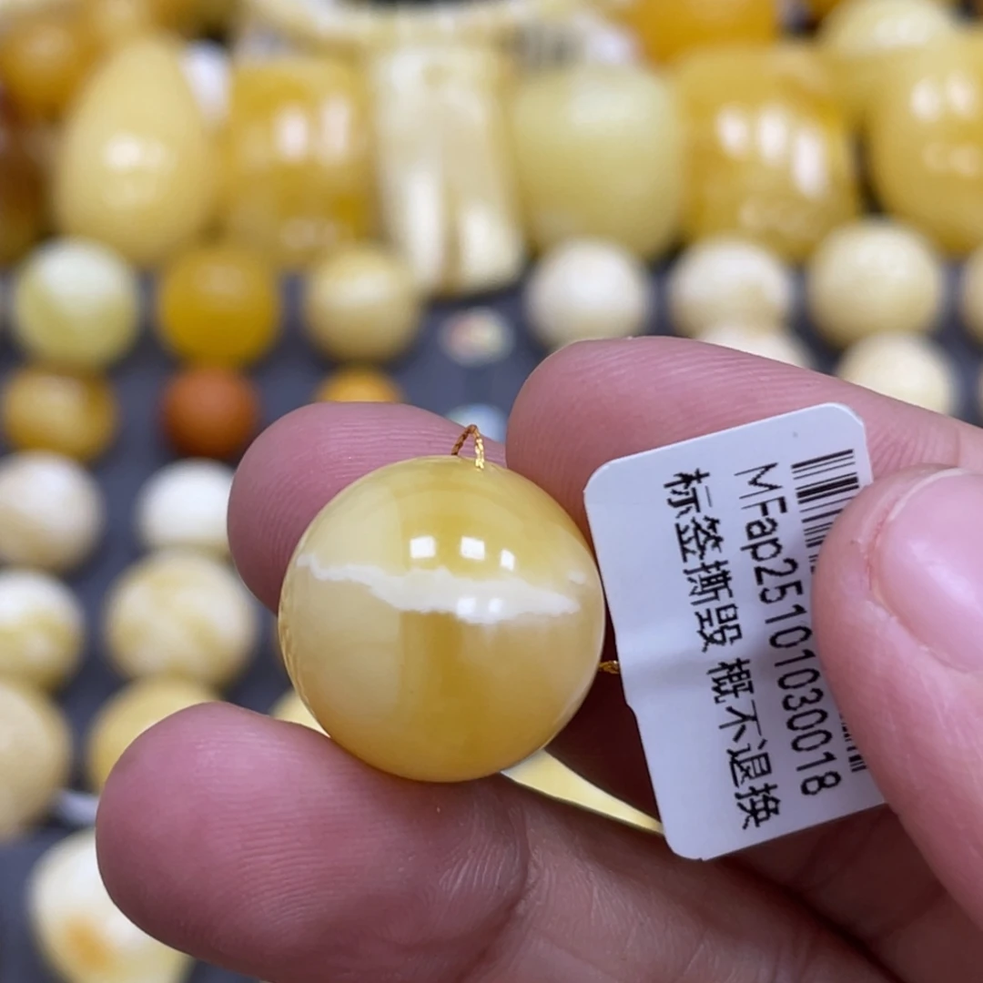 3***g蜜蜡未镶嵌裸石17.1mm瑕疵浓蜡