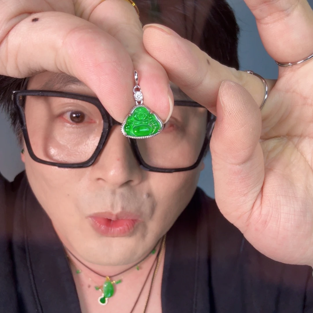 翡翠未镶嵌颈饰一件