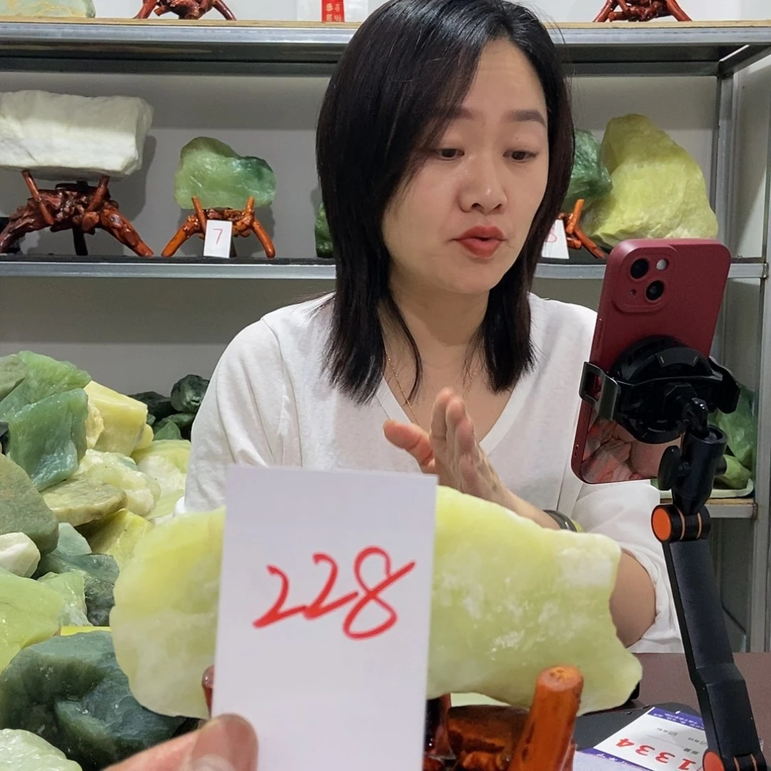 蛇纹石玉未镶嵌原石飘*