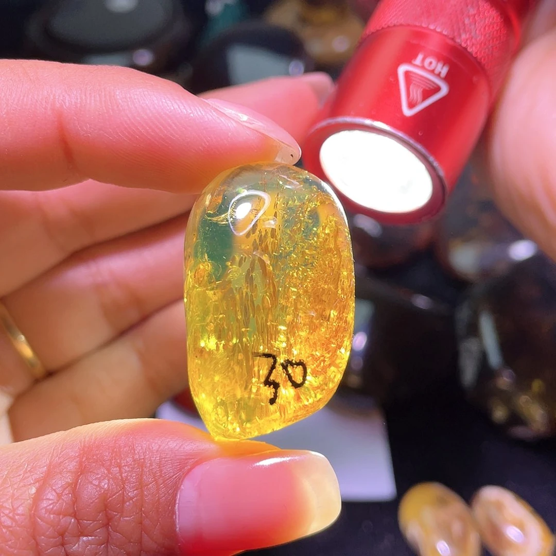 琥珀裸石未镶嵌？