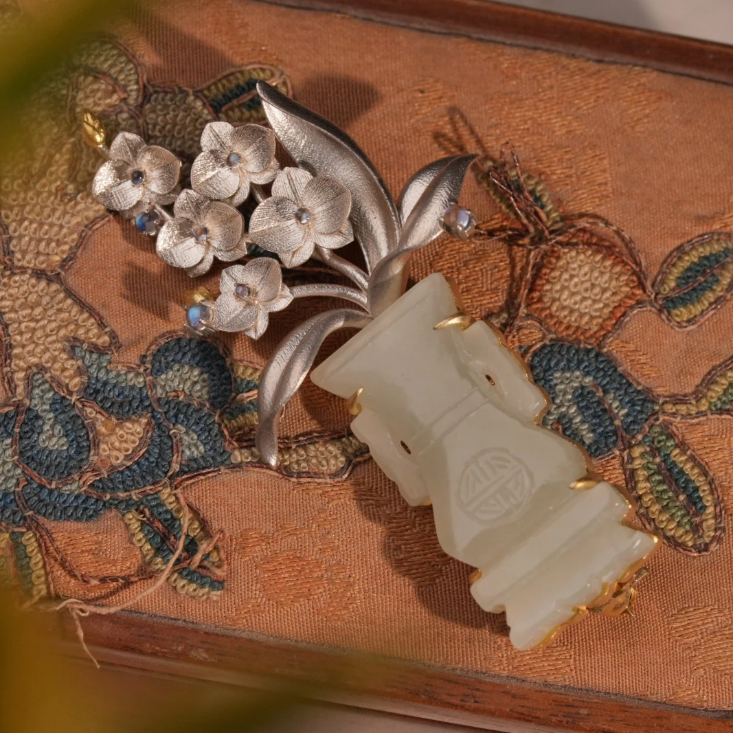 【惜拾妆匣】925银錾花卉纹镶嵌天然细润老和田玉一篮富贵胸针