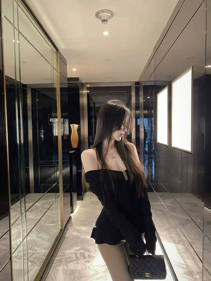 梦梦 MENGMENG{暮黛小夜曲 新款修身显瘦性感天鹅颈长袖上衣}