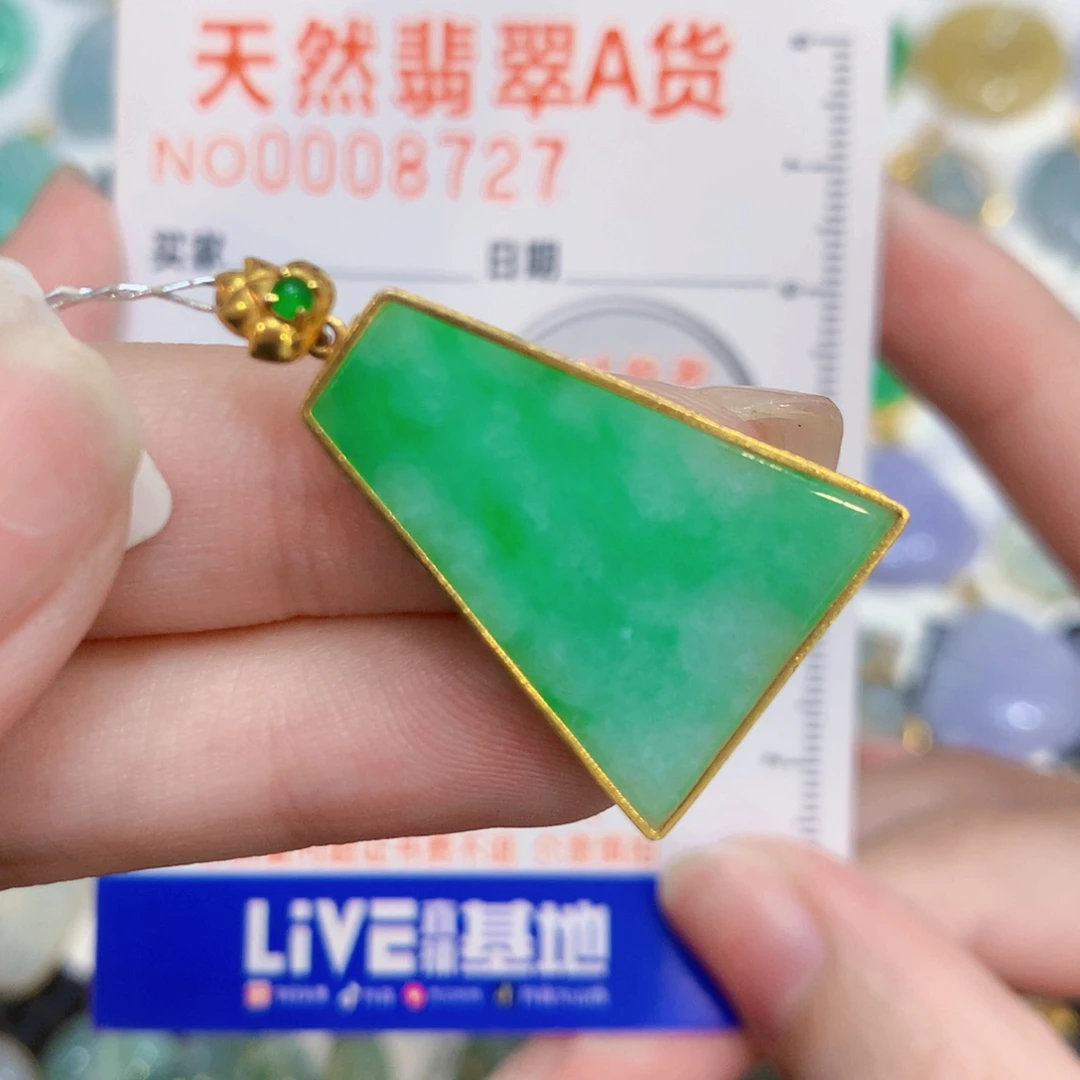 翡翠18K金镶嵌颈饰无事牌