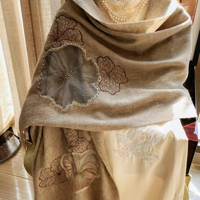 羊毛围巾女冬季高级感高端冬天披肩外搭秋冬加厚围脖送妈妈送长辈