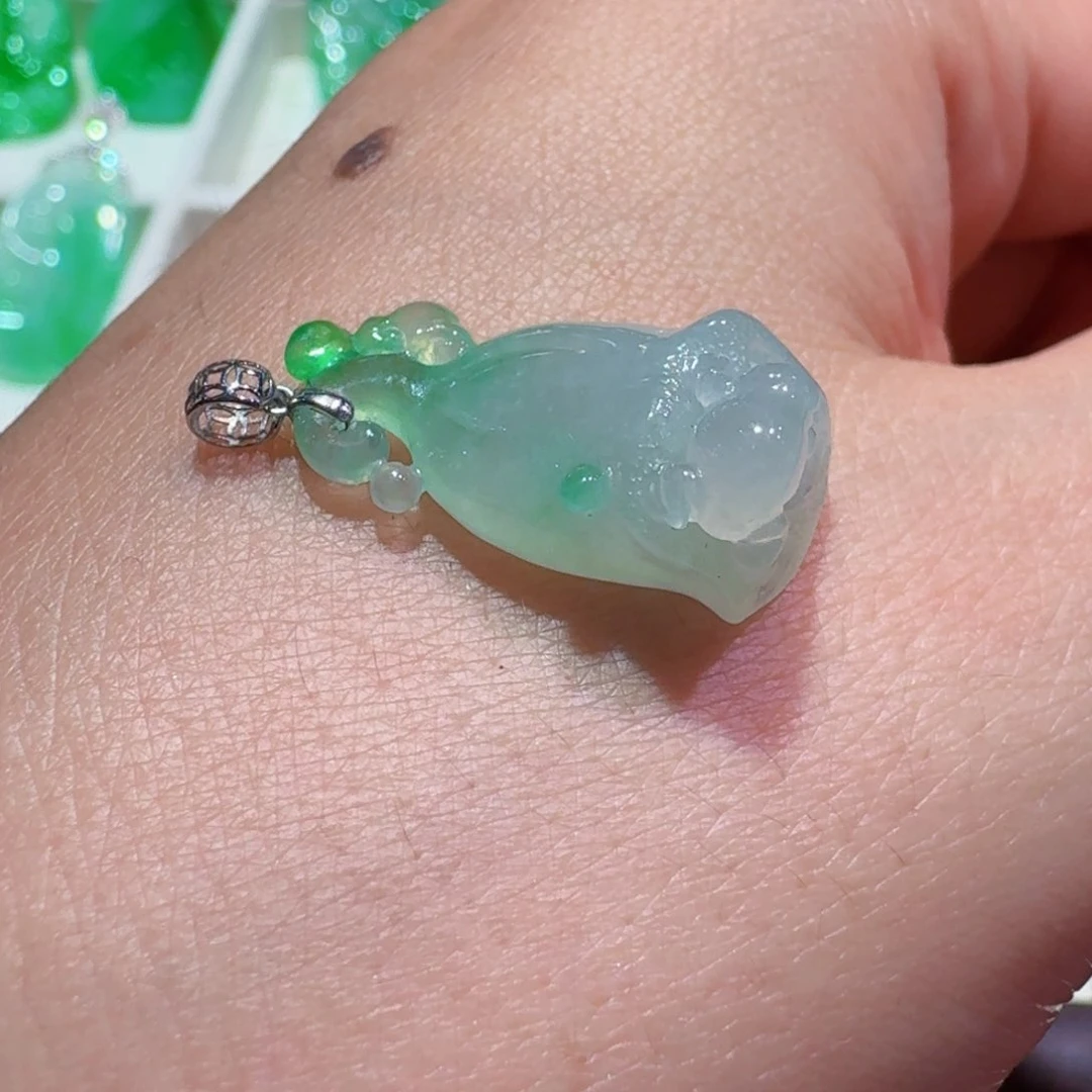 颈饰18K金镶嵌翡翠