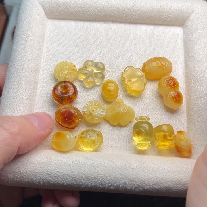 琥珀未镶嵌颈饰蜜蜡