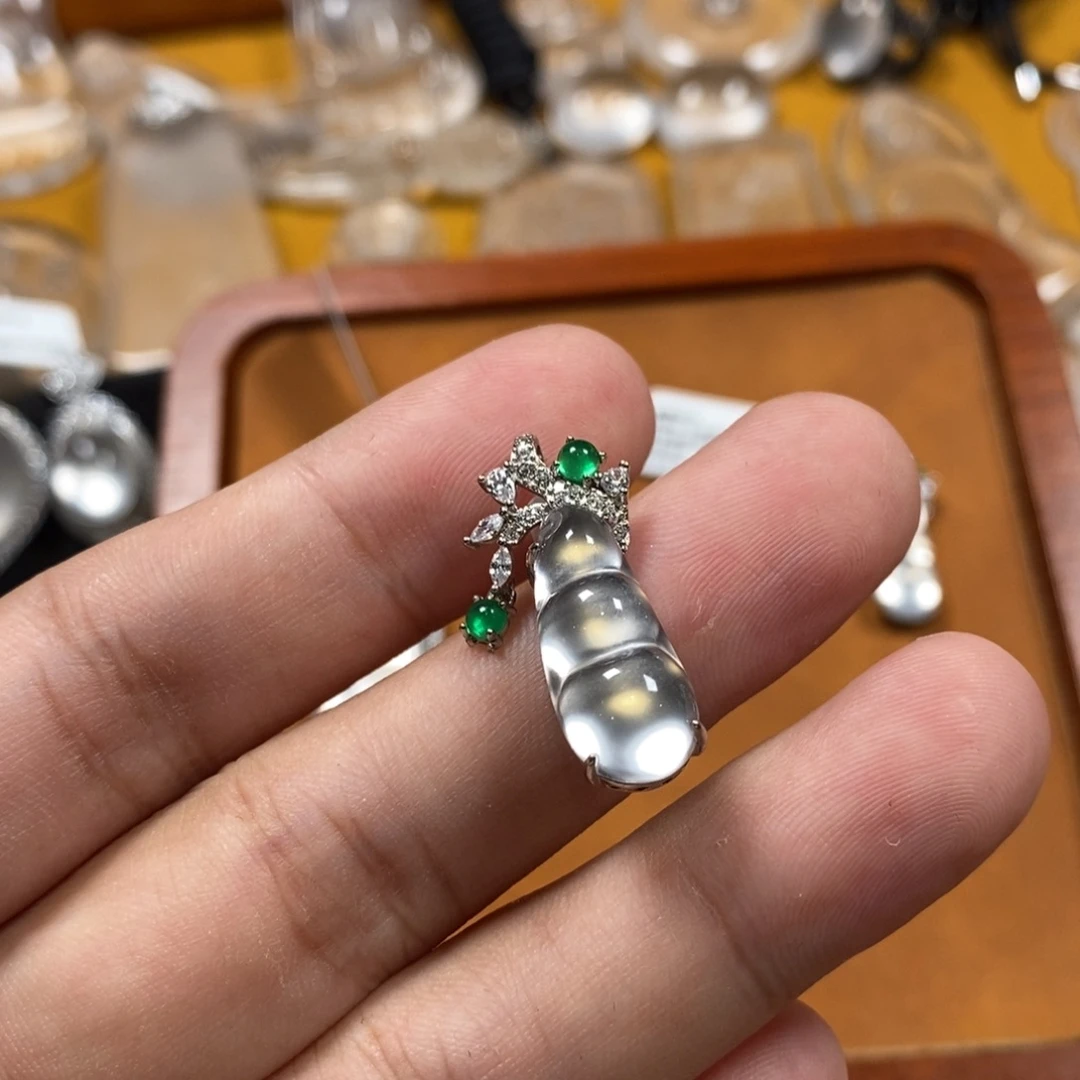 白***啊颈饰银S925镶嵌石英质玉福豆