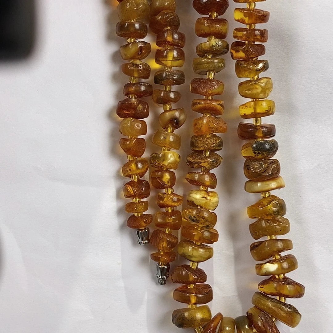 琥珀未镶嵌颈饰多人