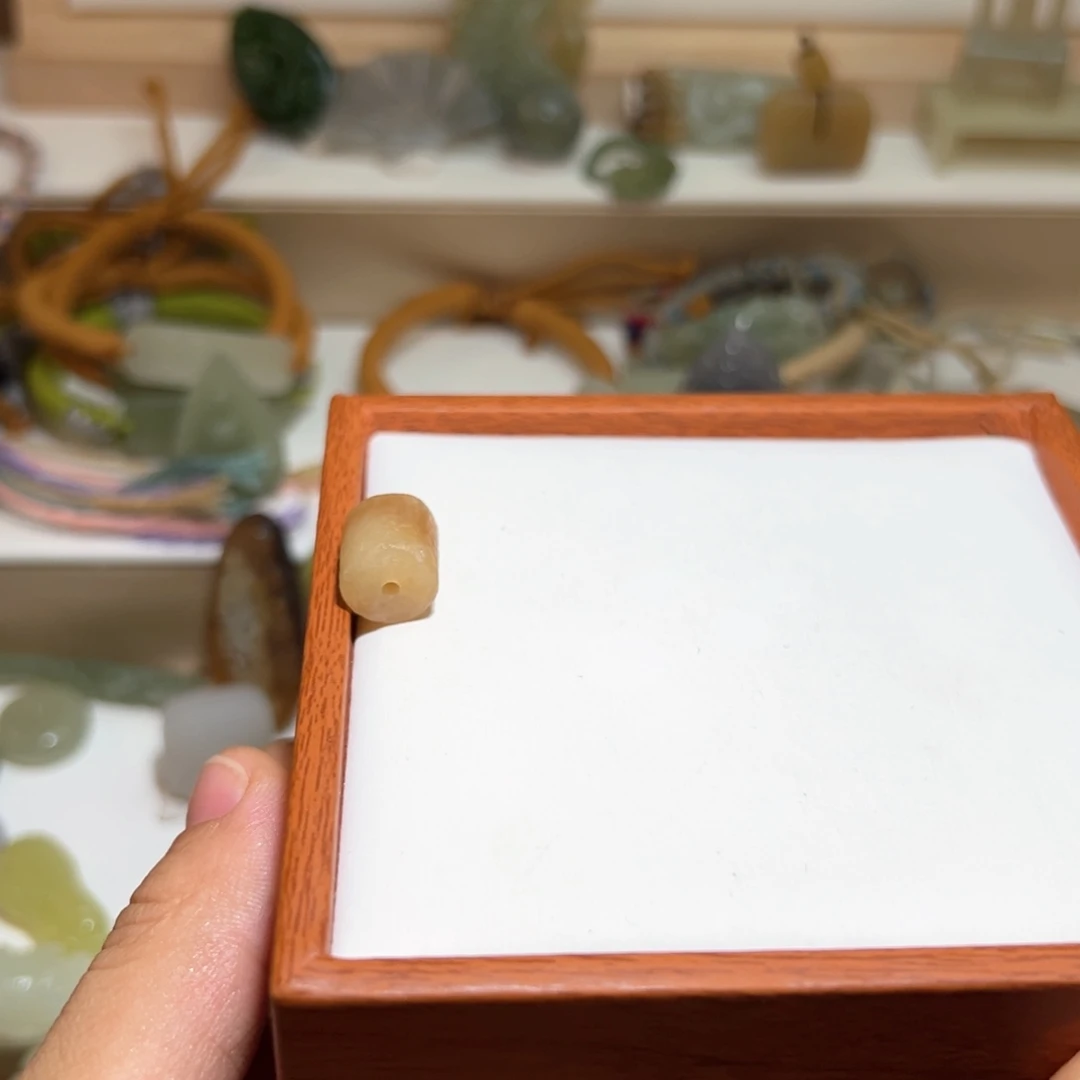 和田玉未镶嵌颈饰肉**袋