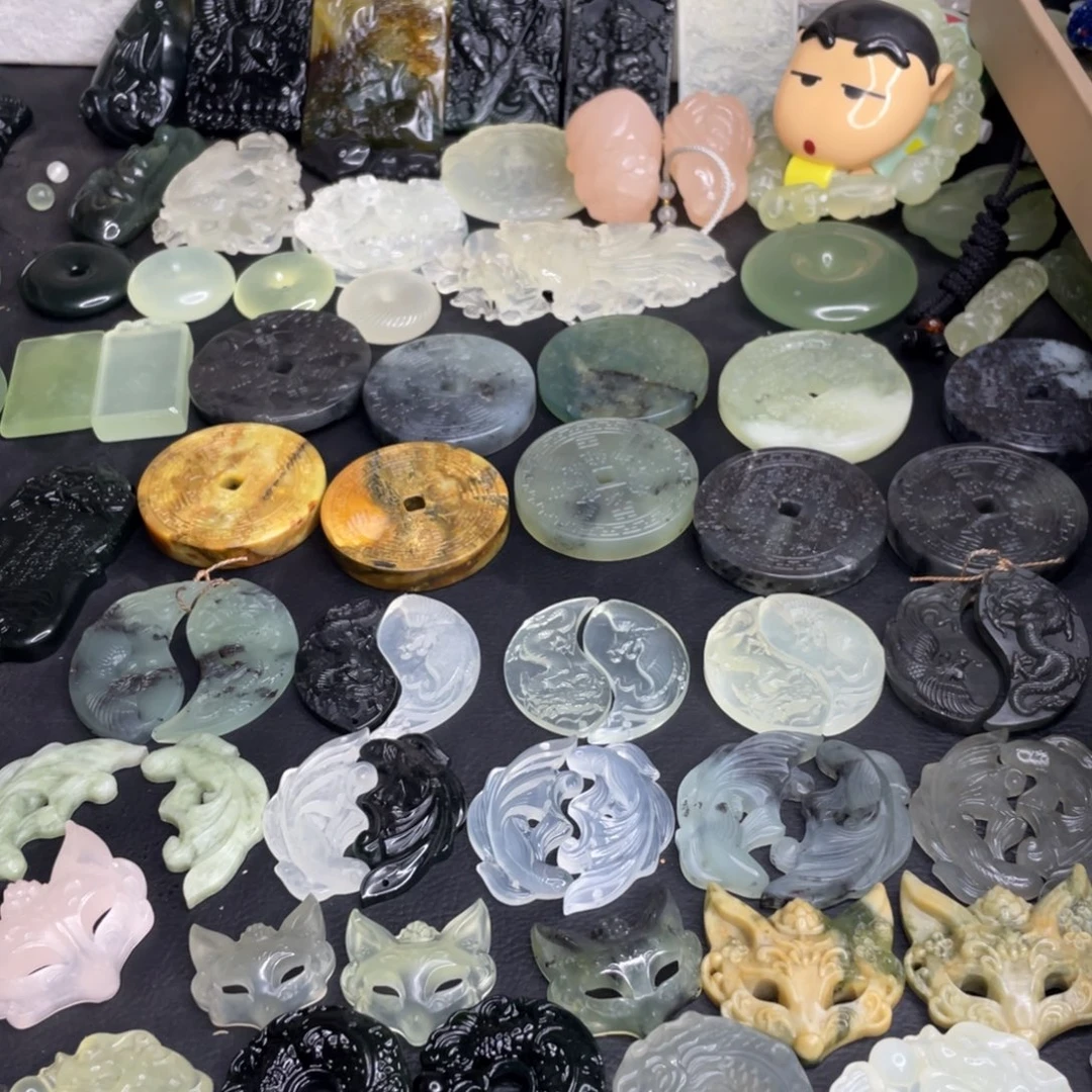 小*** 岫玉未镶嵌颈饰佛