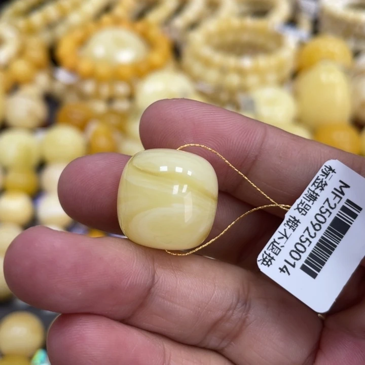 阿***店蜜蜡未镶嵌裸石17.6*17.6mm瑕疵拉丝