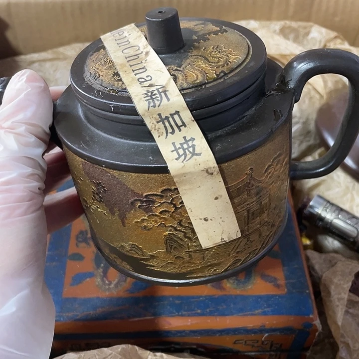 紫砂茶壶原矿泥料，手工制作的一把紫砂壶。